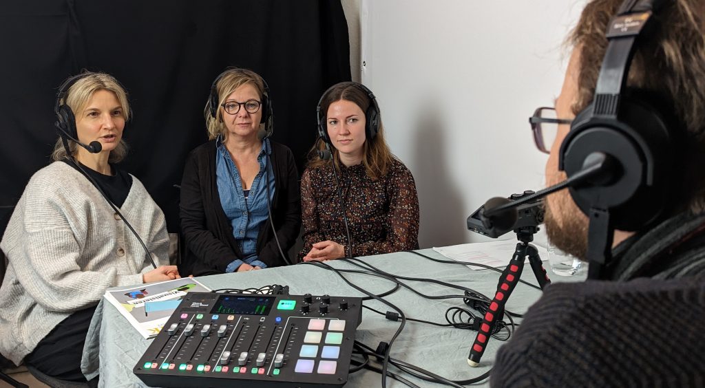 Jöran im Studio mit den Podcastgästinnen: Dr. Franziska Carl, Andrea Lüdtke und Ines Schwarzat